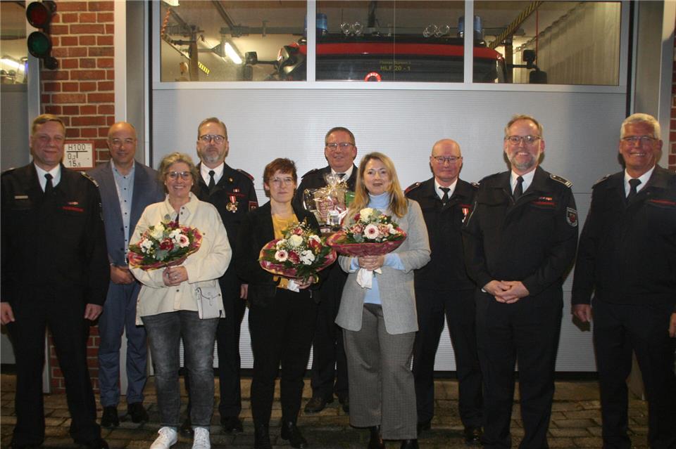 Auf dem Bild sind (von links) zu sehen: Löschzugführer Andre Pöpping, Erster Beigeordneter Norbert Nießing, Anja Dahlhaus, Axel Dahlhaus, Anja Tembrink, Markus Tembrink, Lonela Menker, Frank Menker, stellvertretender Löschzugführer Ulrich Klemt und Wehrleiter Stefan Döking.