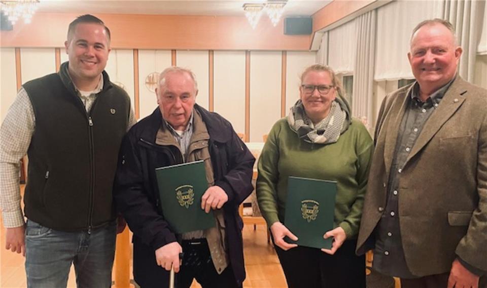 Auf dem Bild zu sehen sind Franz Kremer (Vorsitzender der Kreisjägerschaft Borken), Ewald Printing, Ellen Garbert-Rensing und Karl-Heinz Mußenbrock (von links).