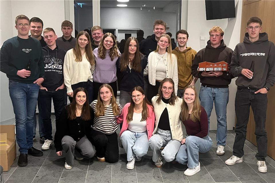 Auf dem Bild zu sehen sind Jonas Hüsken, Jakob Stenkamp, Manuel Lanvermann, Niklas Lanvermann, Frank Möllmann, Eric Nießing, Hannes Stenkamp, Paul Geldermann, Max Nienhaus, Marit Terhardt, Johanna Bleker, Lena Brömmel, Eva Baumeister, Elina Vorholt, Nora Stenkamp, Nele Spangemacher, Paula Stenkamp und Carolin Nießing (von links nach rechts, von hinten nach vorne).