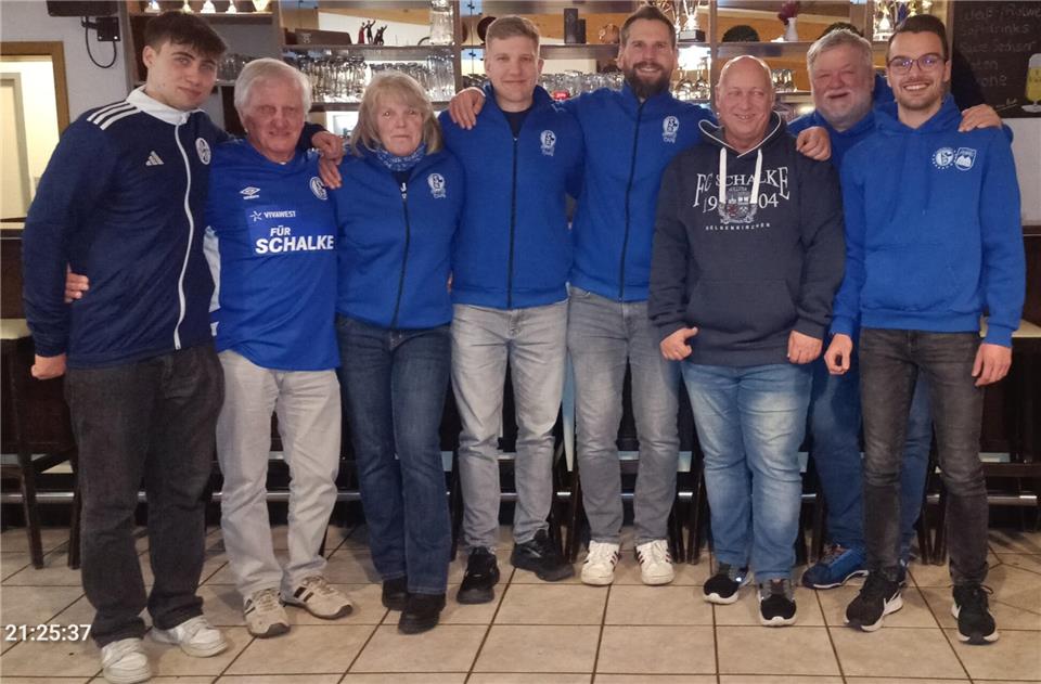 Auf dem Bild zu sehen sind der alte beziehungsweise neue Vorstand (von links): Julien Drysch, Norbert Fox, Uschi Hill, Tom Weber, Sascha Liesen, Dirk Marwig, Wolfgang Hill und Tobias Bonn. Auf dem Foto fehlen Jens Kuckuck, Tim Brüggemann und Christian Hellenkamp.