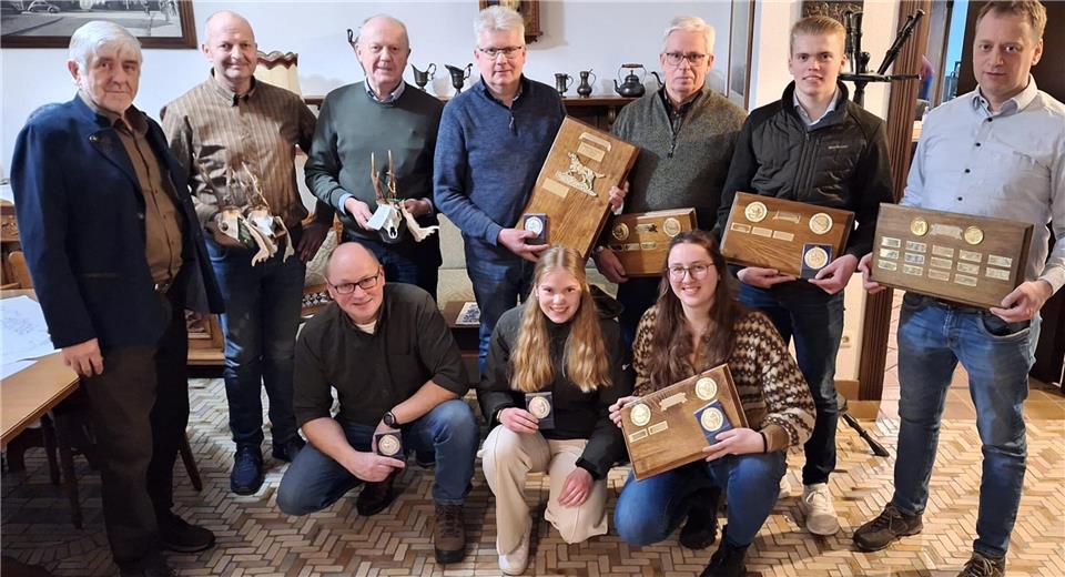 Auf dem Bild zu sehen sind (v. l. stehend) Hegeringleiter Martin Derijck, Willi Wesseling (1./2. Platz Gehörnschau), Heiner Tacke (3. Platz Gehörnschau), Ludger Kaß (Wanderpokal Hundewesen), Hubert Lensing (1. Platz Gruppe C), Julian Kaß (1. Platz Gruppe B), Marc Brun (1. Platz Gruppe A) sowie knieend (v. l.) Alexander Stroick (2. Platz Gruppe A), Anna-Lena Kaß (2. Platz Gruppe D) und Jana Finke (1. Platz Gruppe D).