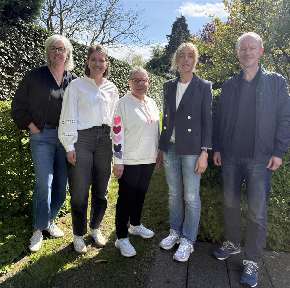 Auf dem Bild zu sehen sind (von links) Beate Dillage-Wiechmann, Sophia Grünewald, Friederike Krämer-Brand, Annabell Tenbrink und Berthold te Vrügt.