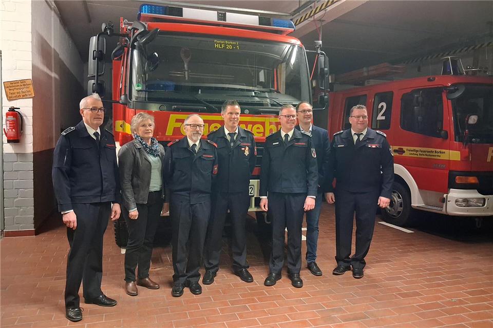 Auf dem Bild zu sehen sind (von links): Detlef Vornholt (stv. Löschzugführer), Maria Schulte (Ortsvorsteherin), Uwe Galonska, Christoph Vornholt, Kai Sobbe (stv. Leiter der Feuerwehr), Rene Terwolbeck (Fachbereichsleiter Stadt Borken) und Andre Klinkenberg (Löschzugführer).
