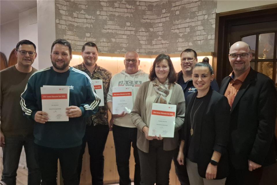 Auf dem Bild zu sehen sind von links: Wilfried Jacobs, Angelika Niewerth, Jürgen Schwerhoff, Rotkreuzleiter Stefan Niewerth, Stefan Beßling, Agnes Schaumnurg und der 1. Vorsitzende Christian Nordendorf.