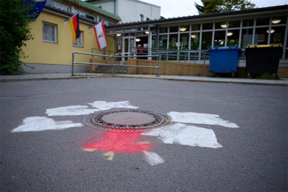 Auf dem Boden vor einem Wahllokal in einer Grundschule im Ortsteil Kladow wurde der Schriftzug „FCK AfD“ übermalt.Katharina Kausche/dpa