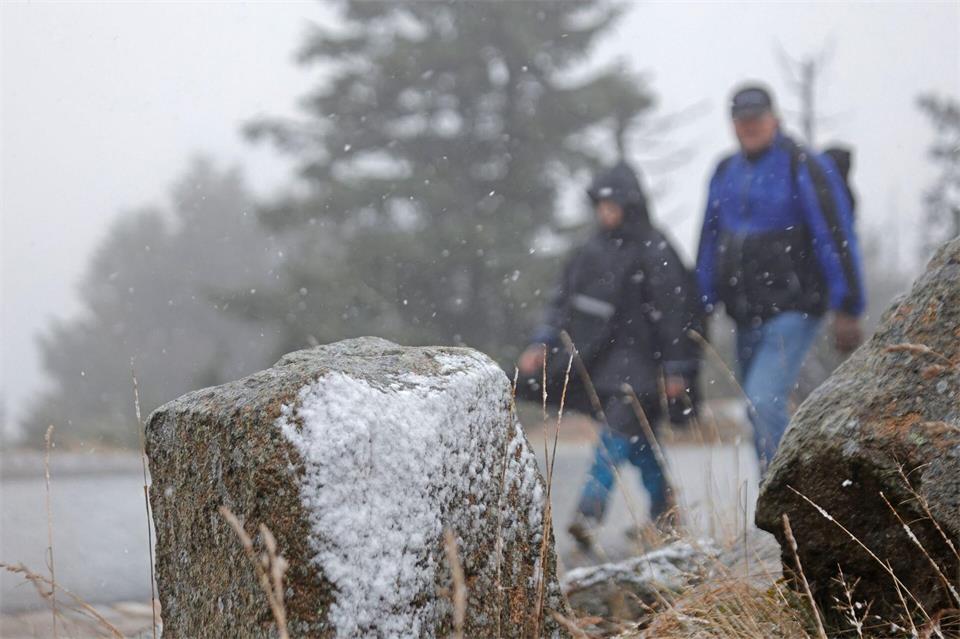 Auf dem Brocken gab es am Samstag den ersten Schnee.  Bei Temperaturen um den Gefrierpunkt hielt das Schauspiel jedoch nur kurzzeitig an. Der Schnee taute rasch ab.Matthias Bein/dpa
