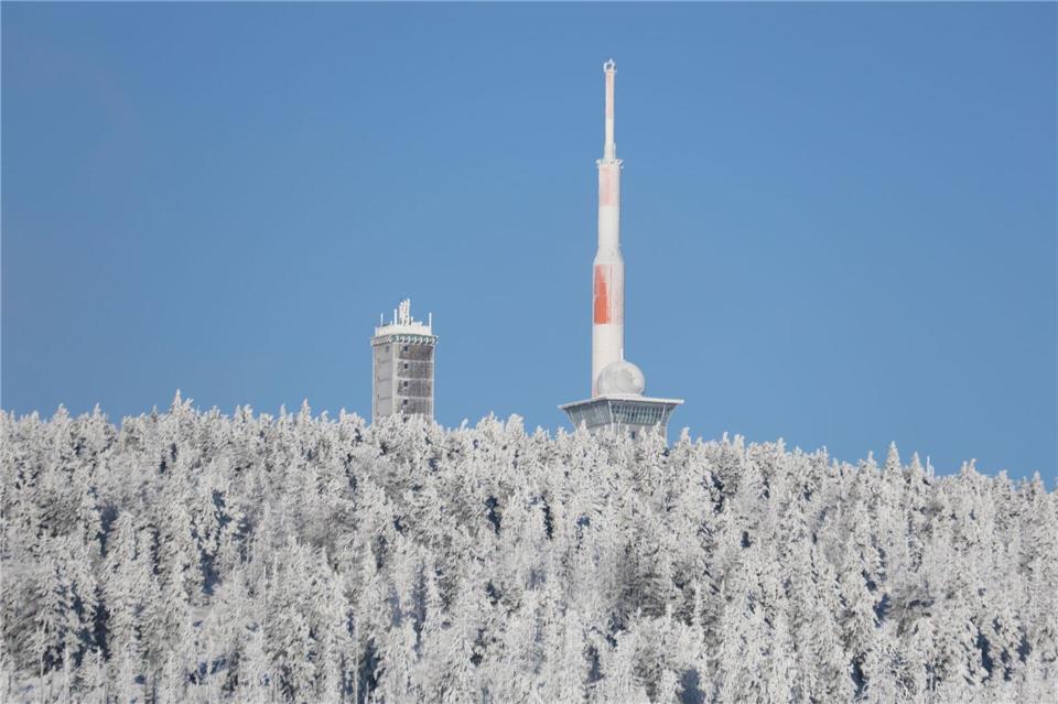 Auf dem Brocken soll es am Montag bis zu 10 cm Neuschnee geben.Matthias Bein/dpa