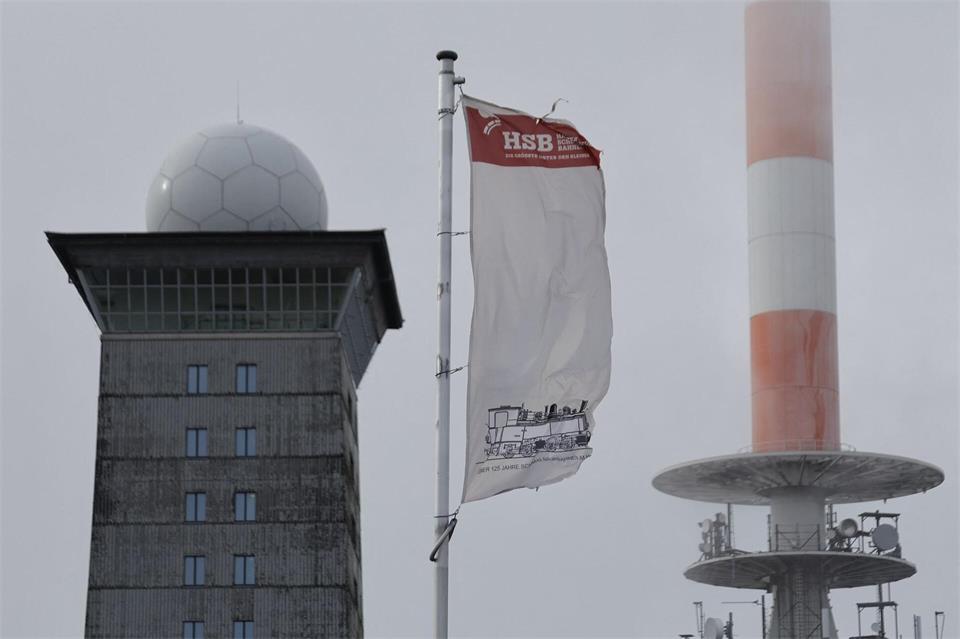 Auf dem Brocken sollen die Windböen besonders stark werden.Matthias Bein/dpa