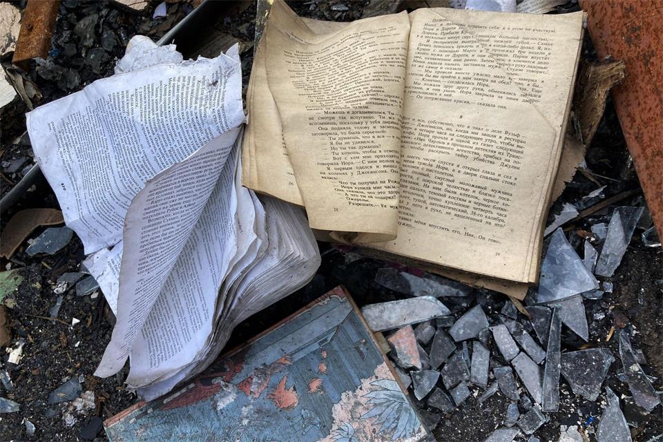 Auf dem Bücherbasar Petriwka sind viele Tausend Bücher verbrannt. (Archivbild)Friedemann Kohler/dpa