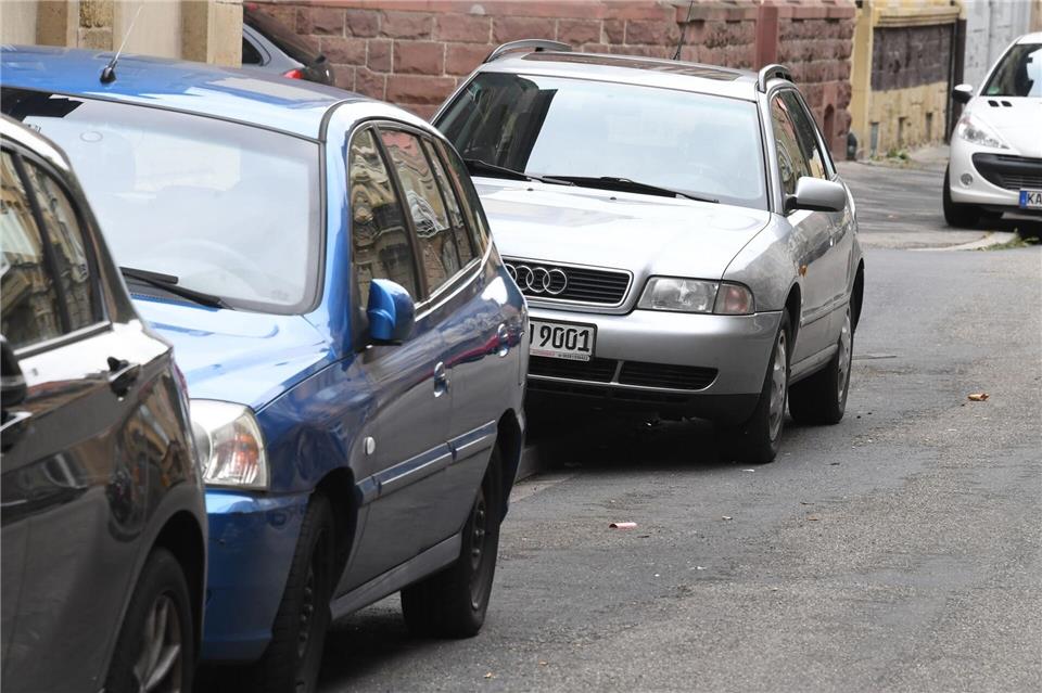 Auf dem Bürgersteig wird es eng. (Symbolbild)Uli Deck/dpa