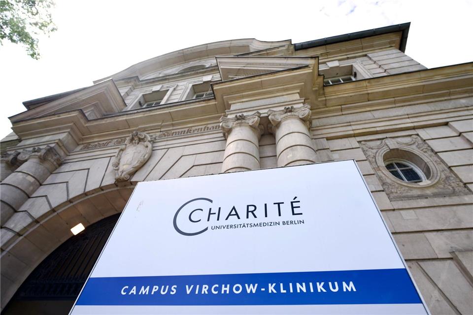 Auf dem Campus Virchow Klinikum der Berliner Charité befindet sich eine Sonderisolierstation zur Behandlung von Patienten mit gefährlichen Infektionskrankheiten. (Archivbild) Soeren Stache/dpa