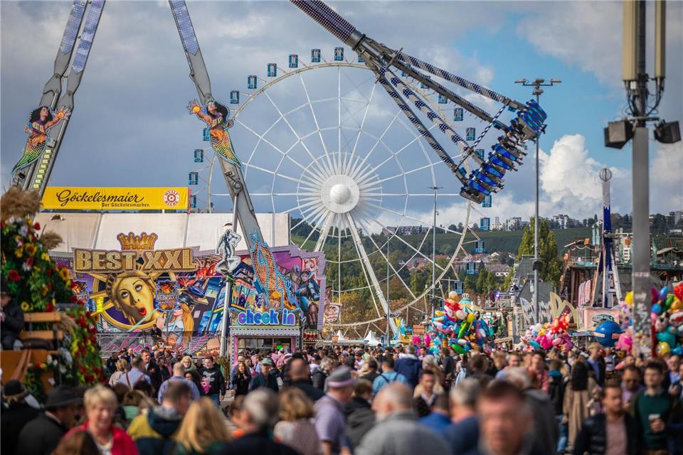 Auf dem Cannstatter Volksfest geht es von Freitag an wieder rund. (Archivbild)Christoph Schmidt/dpa