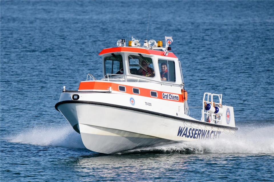 Suche nach vermisstem Surfer wird fortgesetzt Auf dem Chiemsee wird nach einem 85 Jahre alten Surfer gesucht. (Archivbild)Matthias Balk/dpa