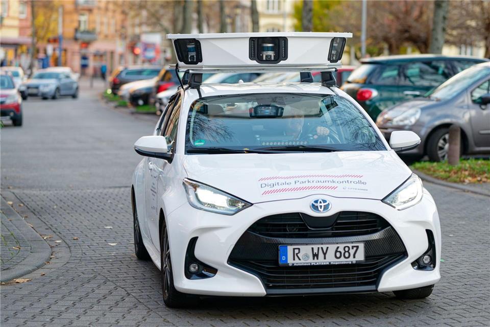 Auf dem Dach des Autos sind Kameras montiert. Uwe Anspach/dpa