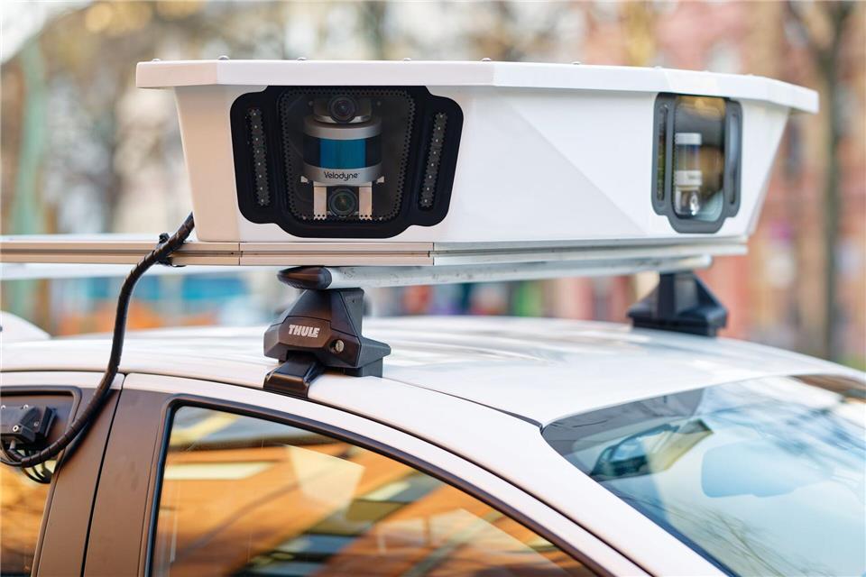 Auf dem Dach des Autos sind Kameras montiert.Uwe Anspach/dpa