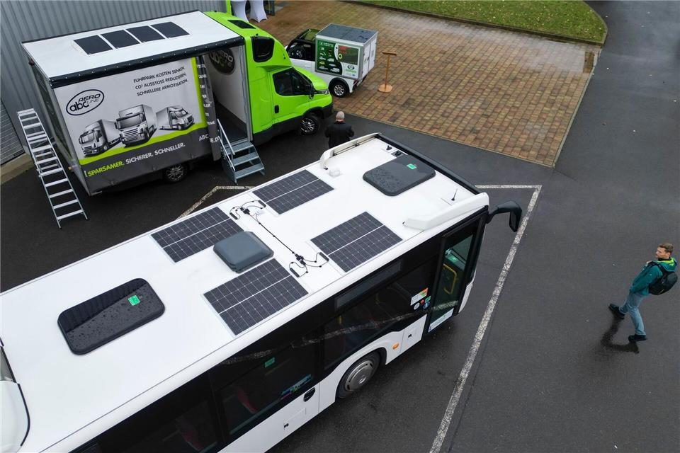 Auf dem Dach installierte Solarmodule können zusätzlichen Strom für Busse und Transporter liefern. Jan Woitas/dpa