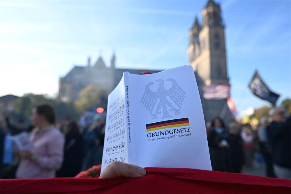 Auf dem Domplatz direkt vor dem Landtag wurde das Grundgesetz verlesen.Hendrik Schmidt/dpa