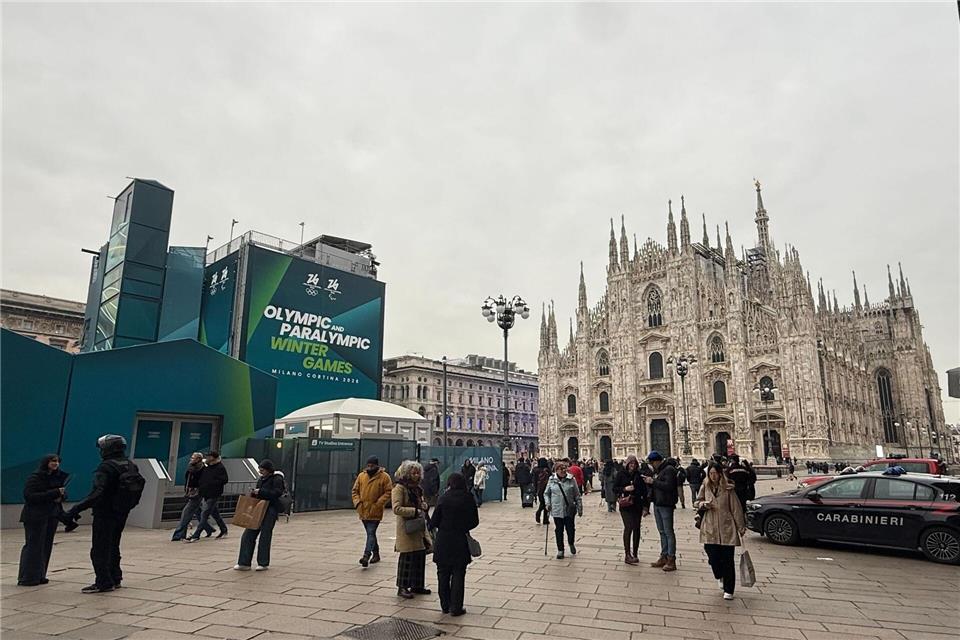 Auf dem Domplatz in Mailand ist noch wenig von Olympiastimmung zu spüren.Christoph Sator/dpa