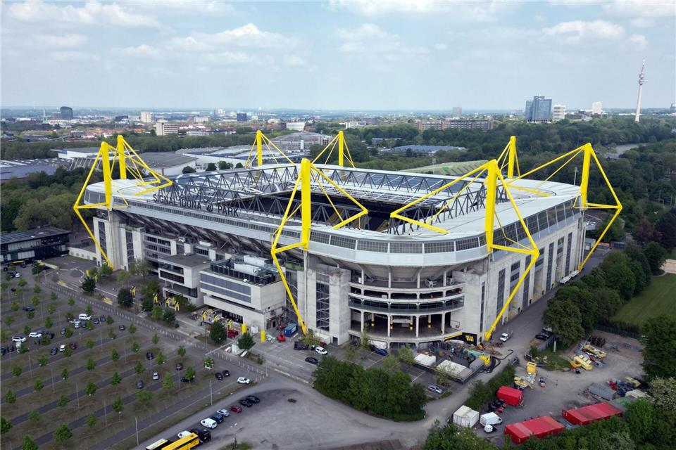 Auf dem Dortmunder Stadiondach ist eine riesige PV-Anlage errichtet wordenpicture alliance/dpa