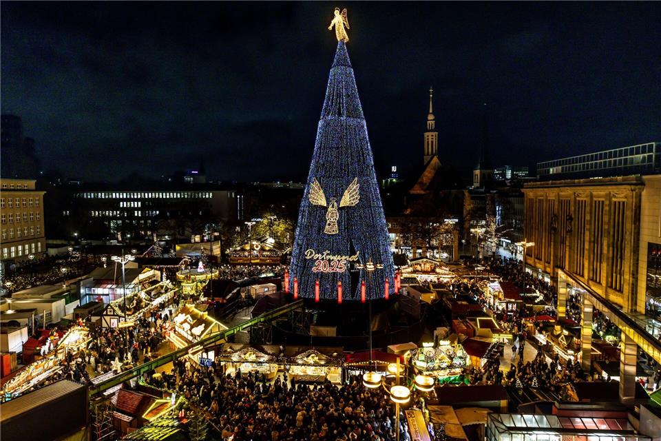 Auf dem Dortmunder Weihnachtsmarkt wird die Beleuchtung des riesigen Weihnachtsbaums mit 140.000 LEDs angeschaltet.Dieter Menne/dpa