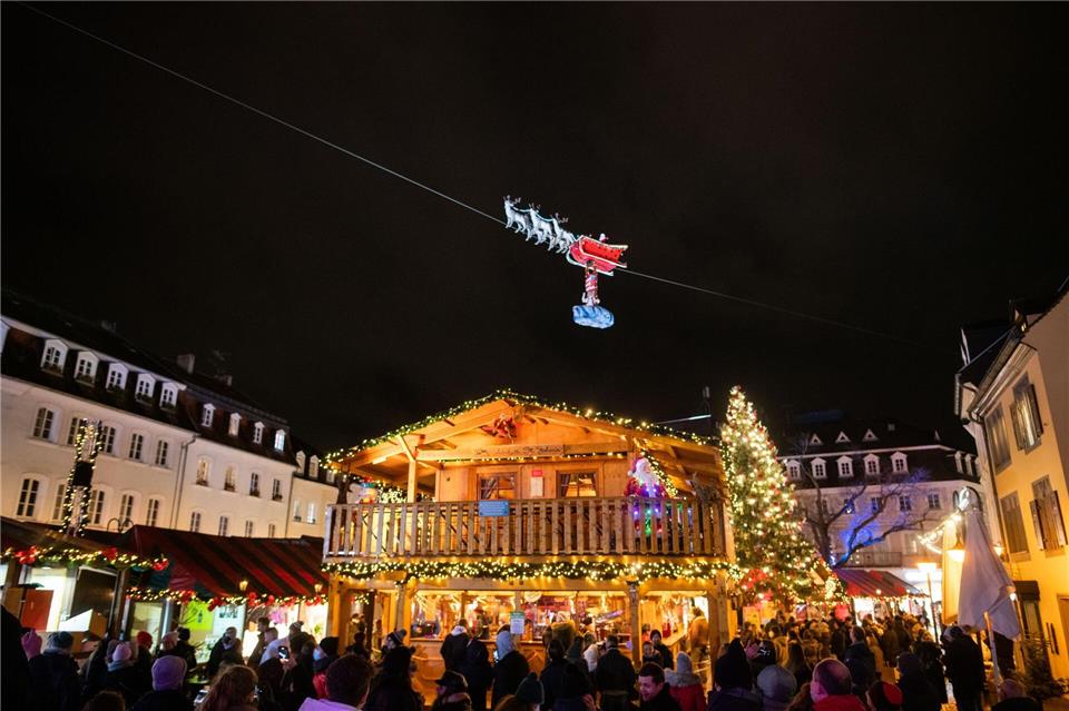 Mal anders: 16 ungewöhnliche Weihnachtsmärkte in Deutschland Auf dem Drahtseil: In Saarbrücken kommt während des Christkindlmarkts zweimal täglich der Weihnachtsmann im Schlitten angeflogen.Manuela Meyer/Verkehrsverein Saarbrücken e.V./dpa-tmn