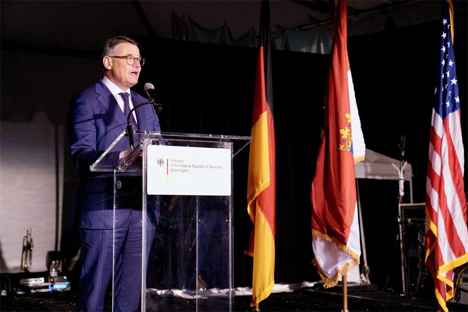 Auf dem Empfang in der Deutschen Botschaft in Washington spricht der hessische Ministerpräsident Boris Rhein (CDU) über die enge Verbindung zwischen Hessen und den Vereinigten Staaten.-/Hessische Staatskanzlei/dpa