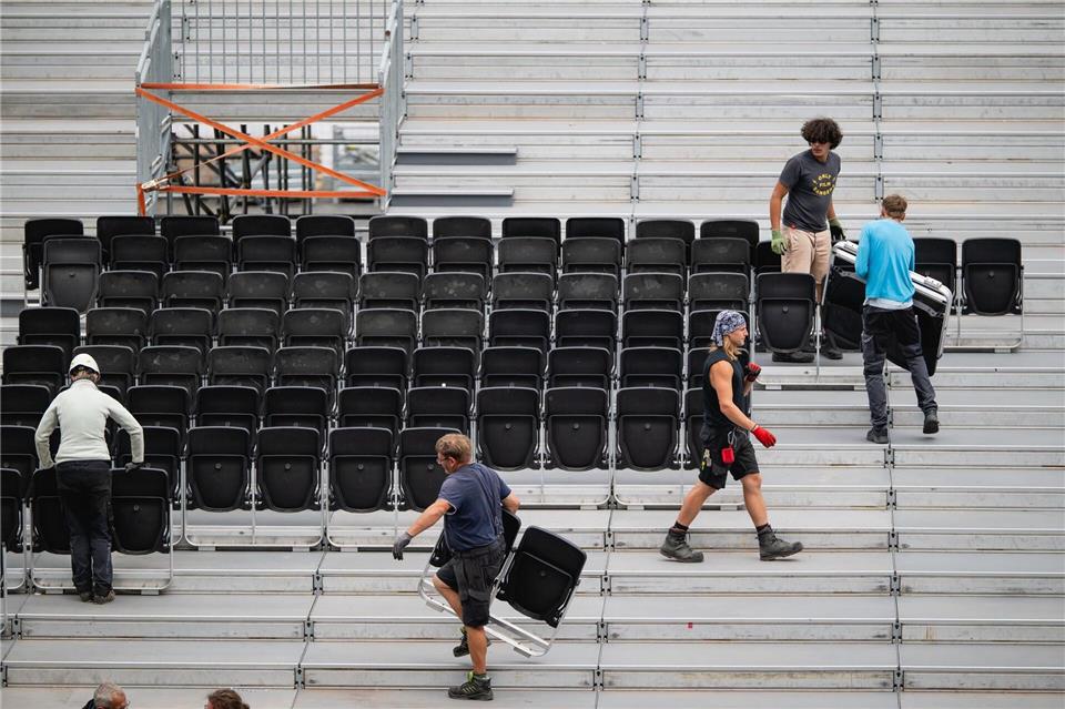 Auf dem Erfurter Domplatz wird das Bühnenbild für die DomStufen-Festspiele 2026 aufgebaut. Jacob Schröter/dpa