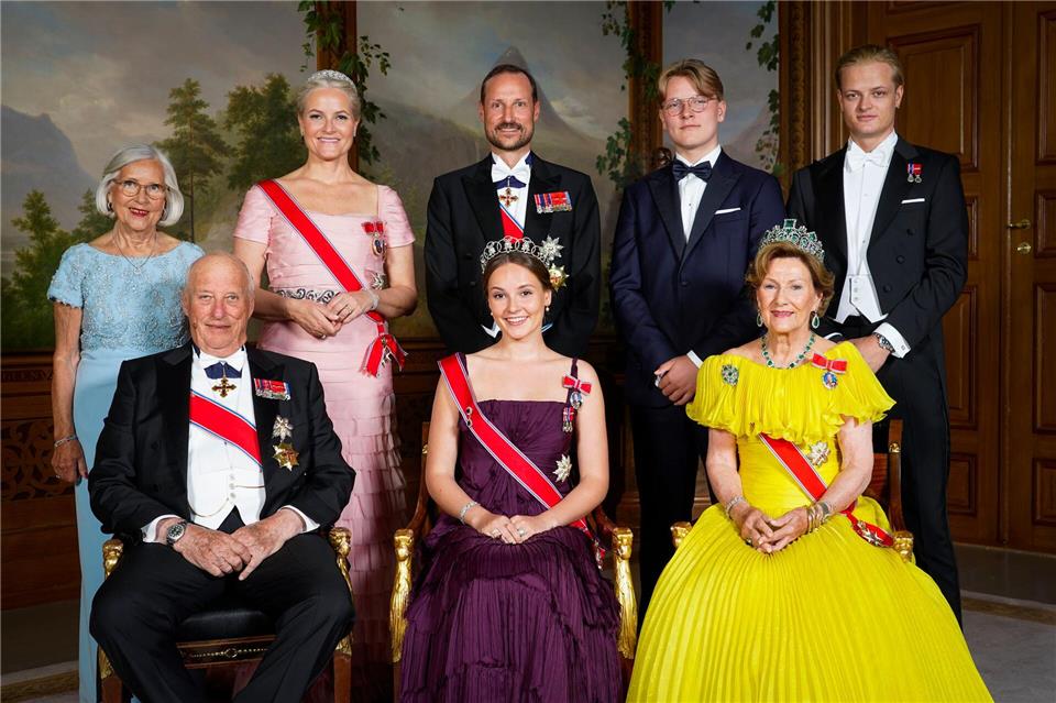 Auf dem Familienfoto zum 18. Geburtstag von Ingrid Alexandra aus dem Jahr 2022 ist hinten rechts auch Marius Borg Høiby zu sehen. (Archivbild)Lise Åserud/NTB/dpa