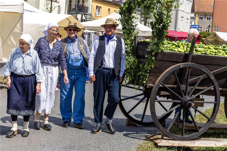 Auf dem Fest waren auch Menschen in Trachten unterwegs.Frank Hammerschmidt/dpa