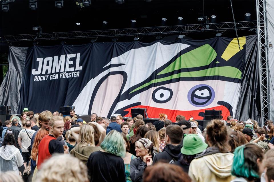 Auf dem Festival „Jamel rockt den Förster“ darf Alkohol getrunken werden, hat das Oberverwaltungsgericht entschieden. (Archivbild)Markus Scholz/dpa