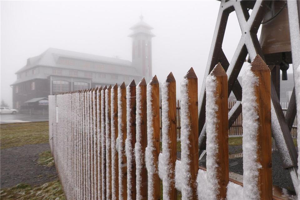 Auf dem Fichtelberg ist es am Morgen zu Schneefall und starken Windböen gekommen. Bernd März/extremwetter.tv/dpa