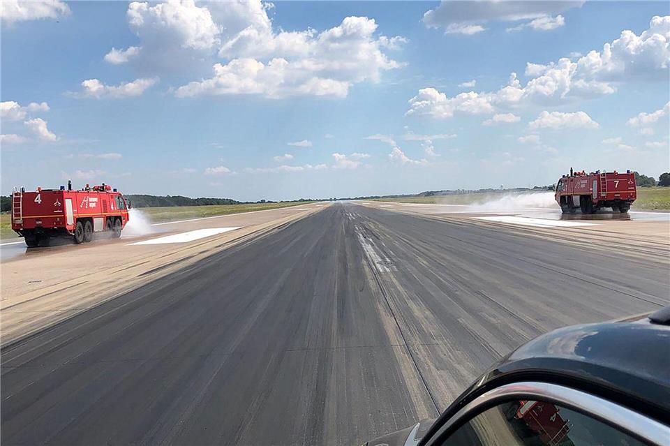 Auf dem Flughafen Hannover wird eine Start- und Landebahn zum Schutz vor Aufbrüchen der Fahrbahndecke gewässert. (Archivbild)-/Flughafen Feuerwehr Hannover/dpa