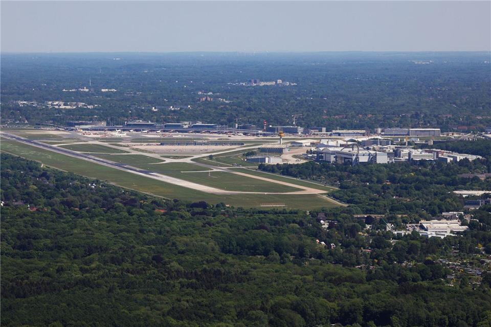 Auf dem Flughafen ist eine Air-France-Maschine mit technischen Problemen gelandet. (Archivbild)Christian Charisius/dpa