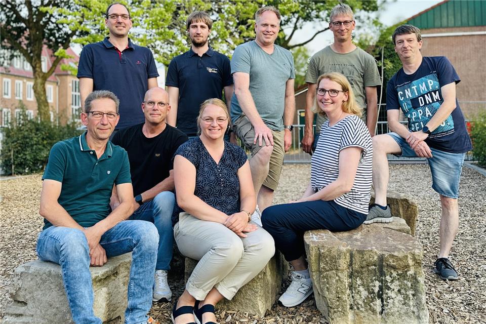 Auf dem Foto ist der Vorstand zu sehen. Vordere Reihe: Udo Sandmann (2. Vorsitzender), Christian Lauterbach (Vorsitzender), Claudia Alfers-Edler (1. Kassenwartin), Andrea Holstegge (Vertreterin der Jugendausbildung des Musikvereins Velen). Hintere Reihe: Andreas Messing (1. Schriftführer), Enrico Büning (2. Beisitzer), Stephan Alfers-Edler (2. Schriftführer), Daniel Brüning (2. Kassenwart), Thomas Venns (1. Beisitzer).