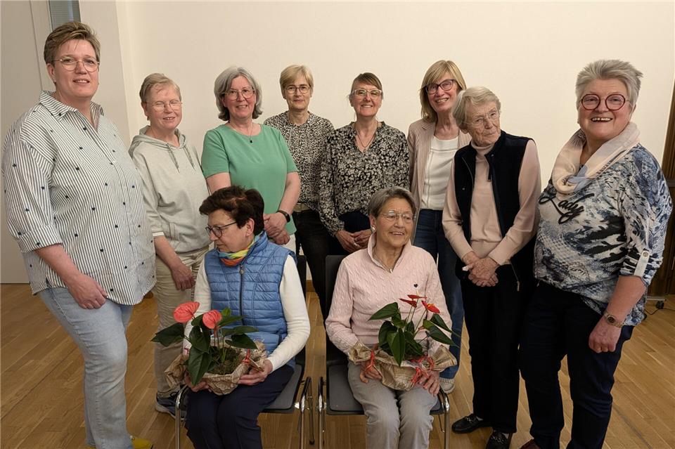 Auf dem Foto sind Geehrte und Teammitglieder der kfd Gemen zu sehen, rechts die Teamsprecherin Josefa Schmeing. Nicht alle Jubilarinnen waren gekommen.