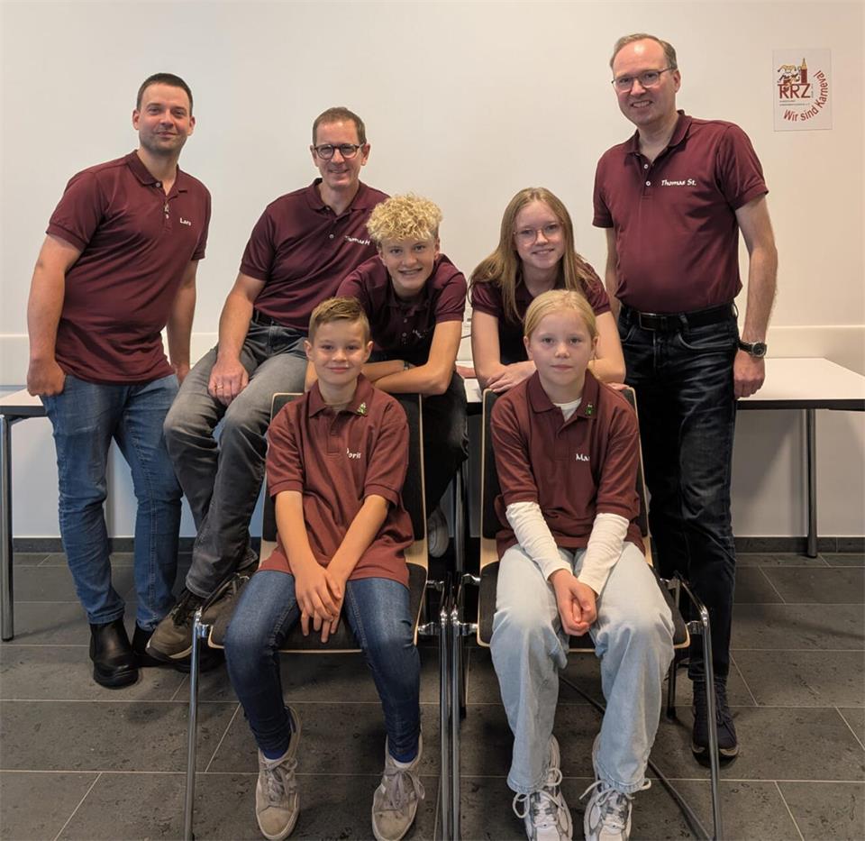 Auf dem Foto sind vorne das neue Kinderprinzenpaar Moritz I. Henke und Prinzessin Marie I. Nießing, dahinter Hofmarschall Henri Paß und Hofdame Thea Niehues sowie rechts Kassierer Thomas Stenert, links von ihm Thomas Höting und ganz links der 2. Vorsitzende Lars Melis abgebildet.