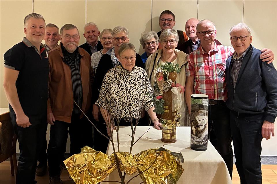 Auf dem Foto zu sehen sind die Wirte Stefan (links) und Willi (rechts) Rappers, sowie die Mitglieder des Kegelklubs.