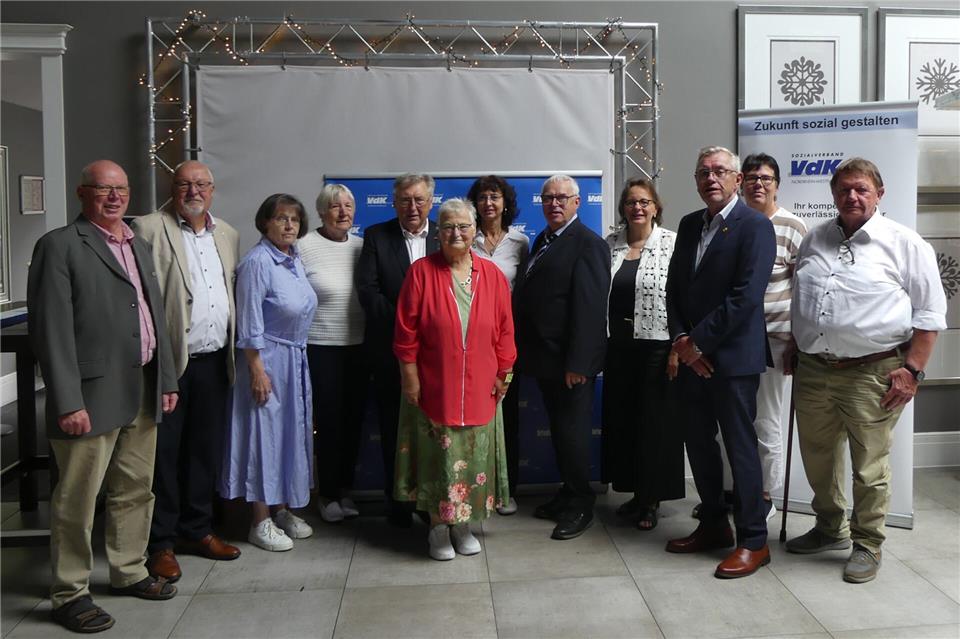 Auf dem Foto zu sehen sind (v.l.): Franz-Josef Schulenkorf (Kreisverbandsvorstand), Antonius Dönnebrink, Ulrike Schulz, Annette Schauerte(alle Kreisverbandsvorstand), Josef Weiner (Landesverband), Petra Bergmann, Ulrike Weiss, Hermann Berkemeyer (alle Kreisverbandsvorstand) , Anne Kortüm (Bürgermeisterin Stadt Gescher), Reinhard Böcker (stellv. Landrat Kreis Borken), Barbara Wiech und Bernhard Buß (beide Kreisverbandsvorstand).
