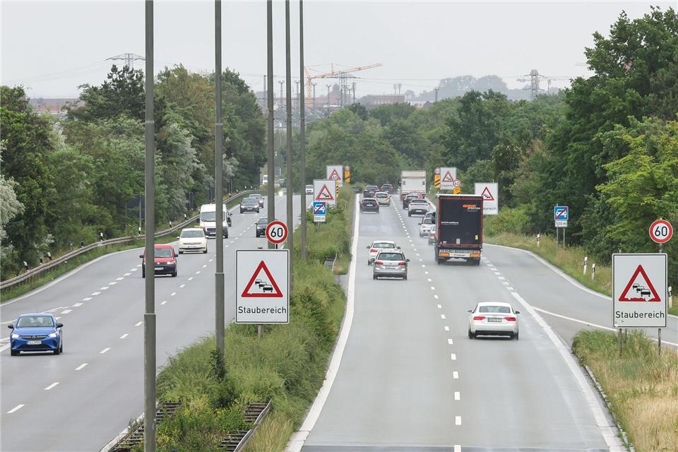 Auf dem Frankenschnellweg staut sich regelmäßig der Verkehr. Die Stadt will das ändern. Gegner halten die Pläne aber für zu kurz gegriffen.Daniel Löb/dpa