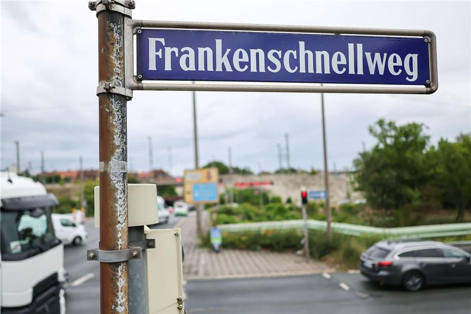 Auf dem Frankenschnellweg staut sich regelmäßig der Verkehr. Die Stadt will das ändern. Gegner halten die Pläne aber für zu kurz gegriffen.Daniel Löb/dpa