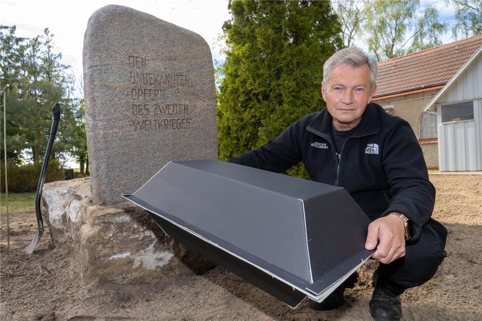 Auf dem Friedhof Koserow auf Usedom sind in Gräbern unerwartet viele Kriegstote entdeckt worden. Joachim Kozlowski vom Volksbund Deutsche Kriegsgräberfürsorge hat sie umgebettet.Stefan Sauer/dpa