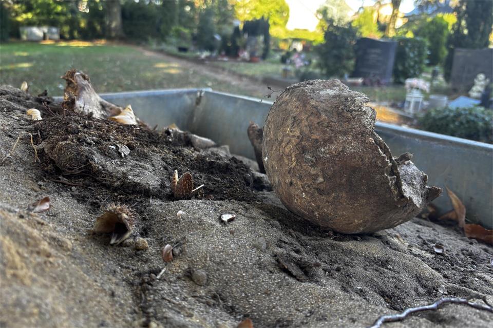 Auf dem Friedhof am Butenwall lagen für Besucher gut sichtbar menschliche Knochen auf einem Haufen Aushub.