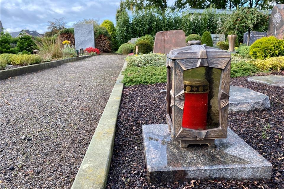 Auf dem Friedhof in Erle sollen keine offenen Kerzen mehr aufgestellt werden, da Ratten diese als Nahrung ausgemacht haben.