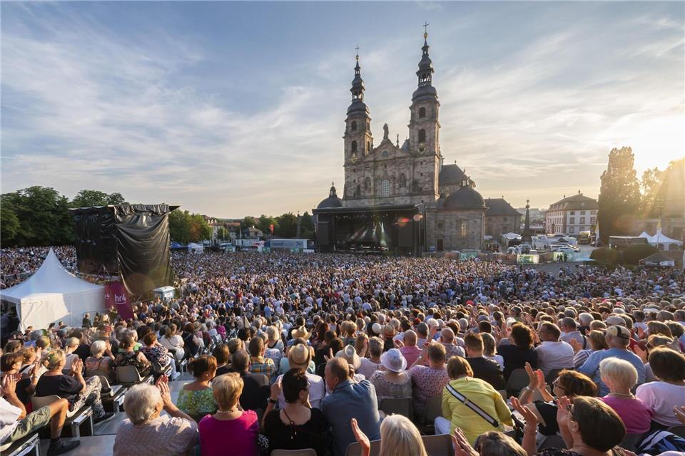 Auf dem Fuldaer Domplatz findet zum diesjährigen Hessentag, wie hier im Juli 2022, unter anderem ein Konzert von Roland Kaiser statt. (Archivbild) Christian Tech/Stadt Fulda/dpa