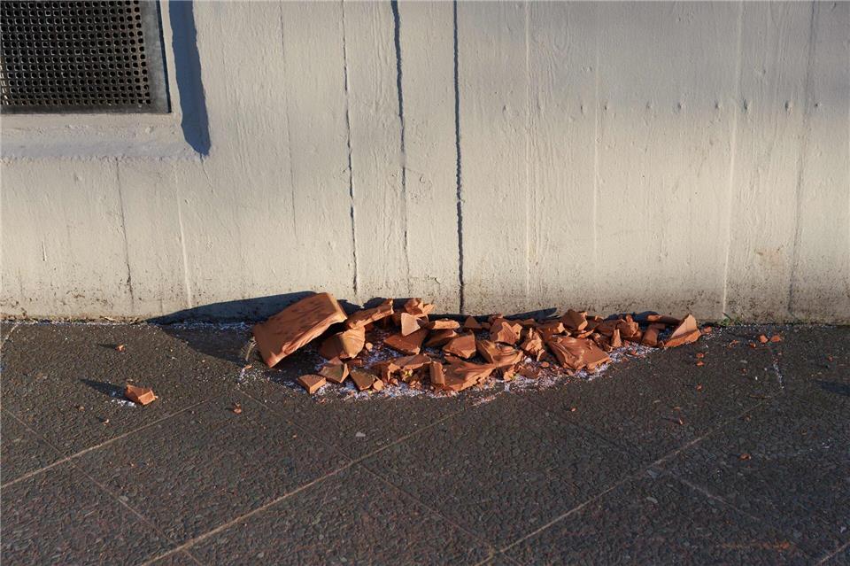 Auf dem Fußweg liegen Scherben.Carsten Koall/dpa