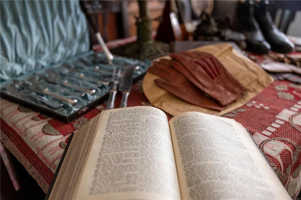 Auf dem Gabentisch liegen die Geschenke unverpackt unter dem Weihnachtsbaum.Thomas Banneyer/dpa
