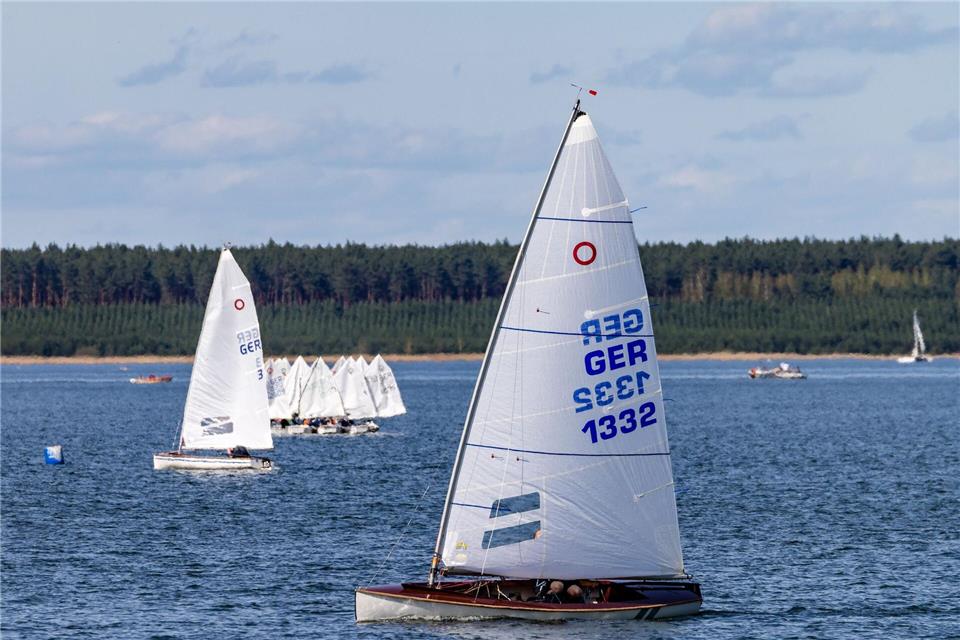 Auf dem Geierswalder See dürfen nun auf weiteren Flächen Boote fahren. (Archivbild)Frank Hammerschmidt/dpa
