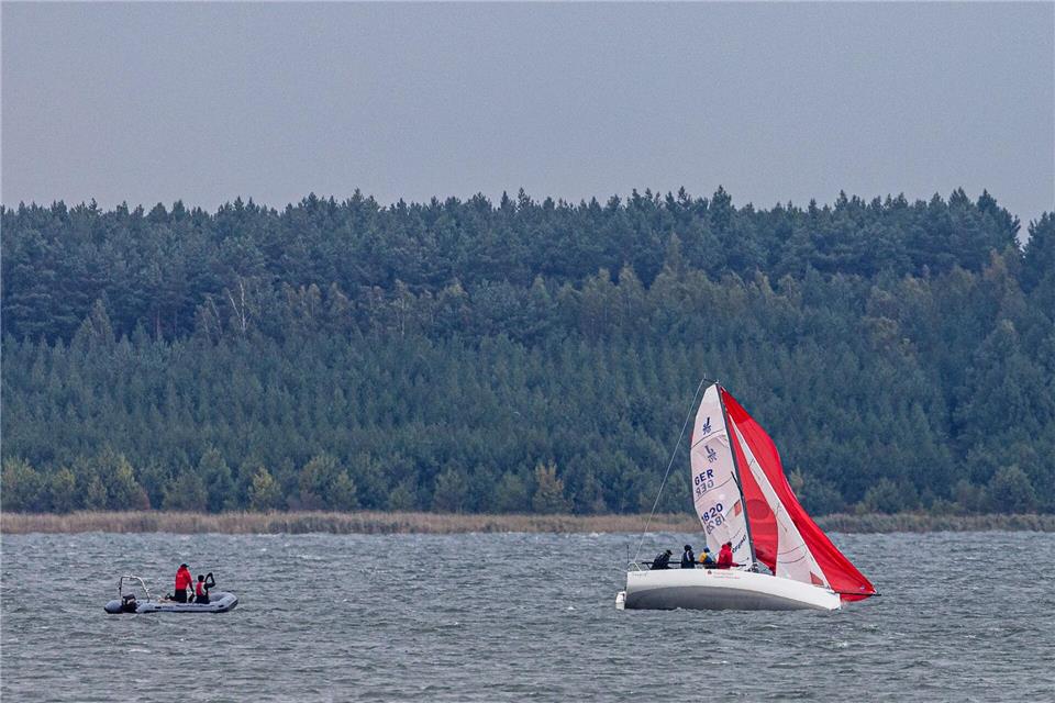 Auf dem Geierswalder See ist ein Mann über Bord gegangen. (Symbolbild)Frank Hammerschmidt/dpa