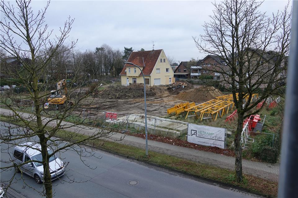 Auf dem Gelände an der Heidener Straße haben Vorarbeiten für den Bau von vier Wohngebäuden und einer Tiefgarage begonnen.