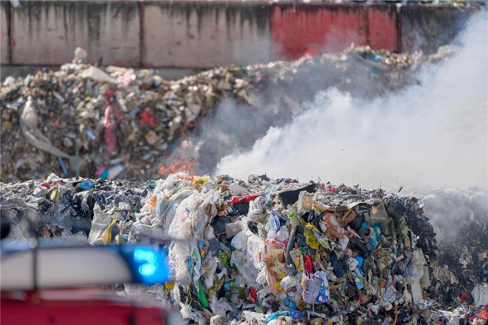 Auf dem Gelände der Firma hatte sich Kunststoffmüll entzündet. Sascha Ditscher/dpa